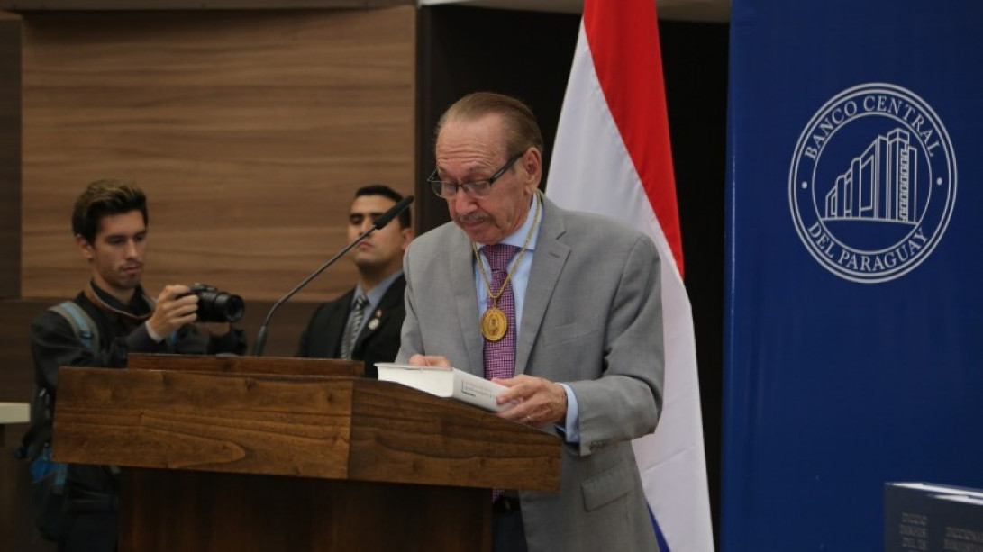 El director de la Academia Paraguaya durante su discurso.