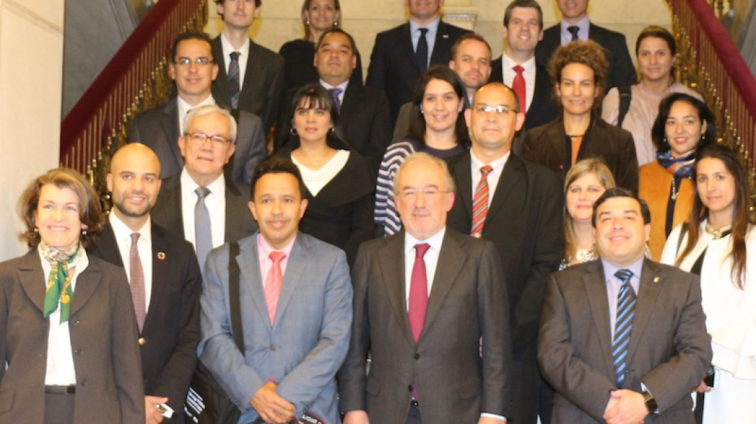 Santiago Muñoz Machado junto a los participantes del programa Liderazgo Público Iberoamericano.