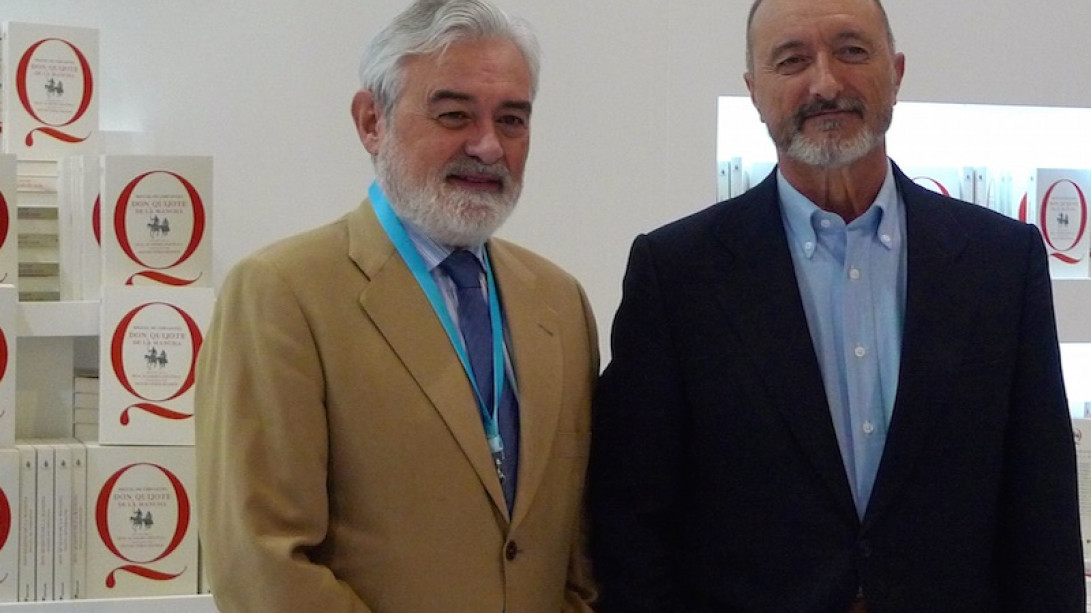 Arturo Pérez-Reverte y Darío Villanueva, secretario de la RAE.