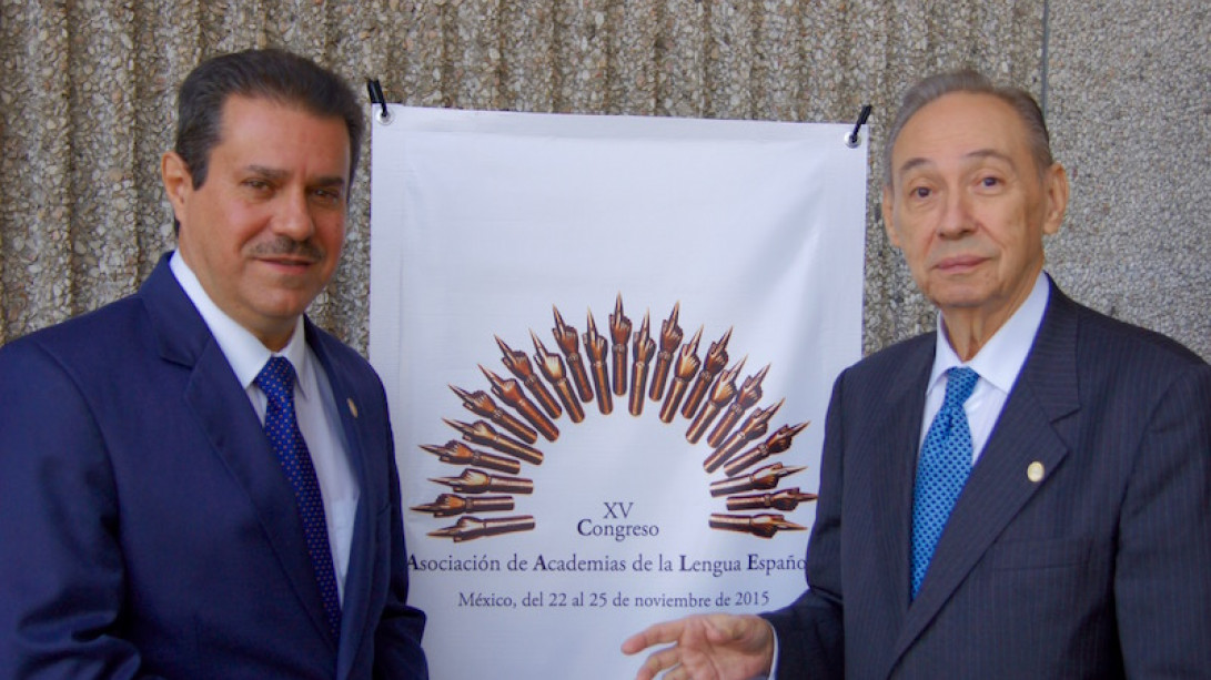 El nuevo secretario general con su antecesor, Humberto López Morales.