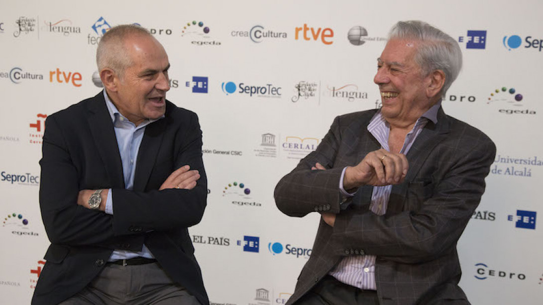 Vargas Llosa y Antonio Caño antes del comienzo de la entrevista.