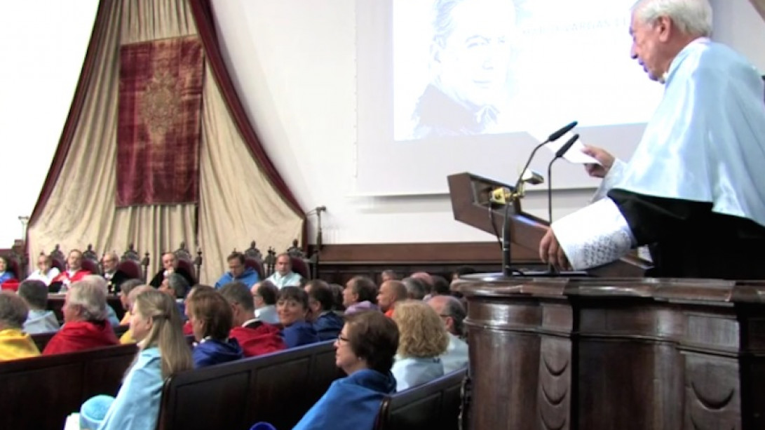 Conferencia de Vargas Llosa en el paraninfo de la Universidad. Foto: Universidad de Salamanca.