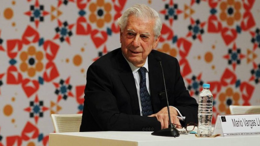 Vargas Llosa presentó en la FIL «Cinco esquinas». Foto: El País.