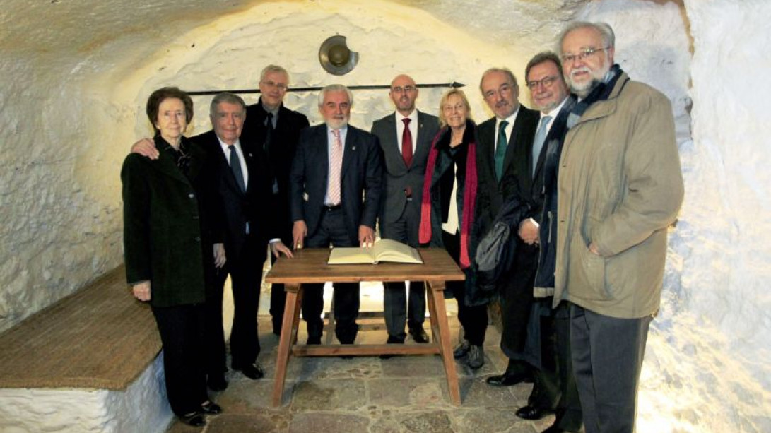 Grupo de académicos con el alcalde de Argamasilla (centro) en la Cueva de Medrano. Foto: Marta Jara. 