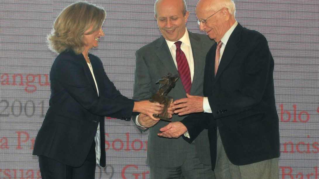 Rosalina Díaz y José Ignacio Wert entregan el Premio Antonio de Sancha a Emilio Lledó.