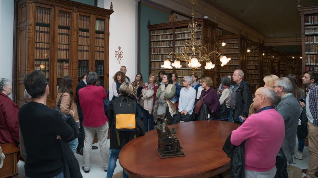 El público visita las bibliotecas académicas.