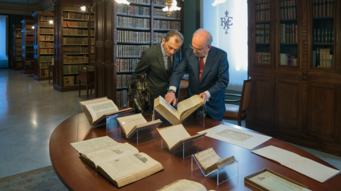 Santiago Muñoz Machado muestra algunas primeras ediciones de la biblioteca académica.