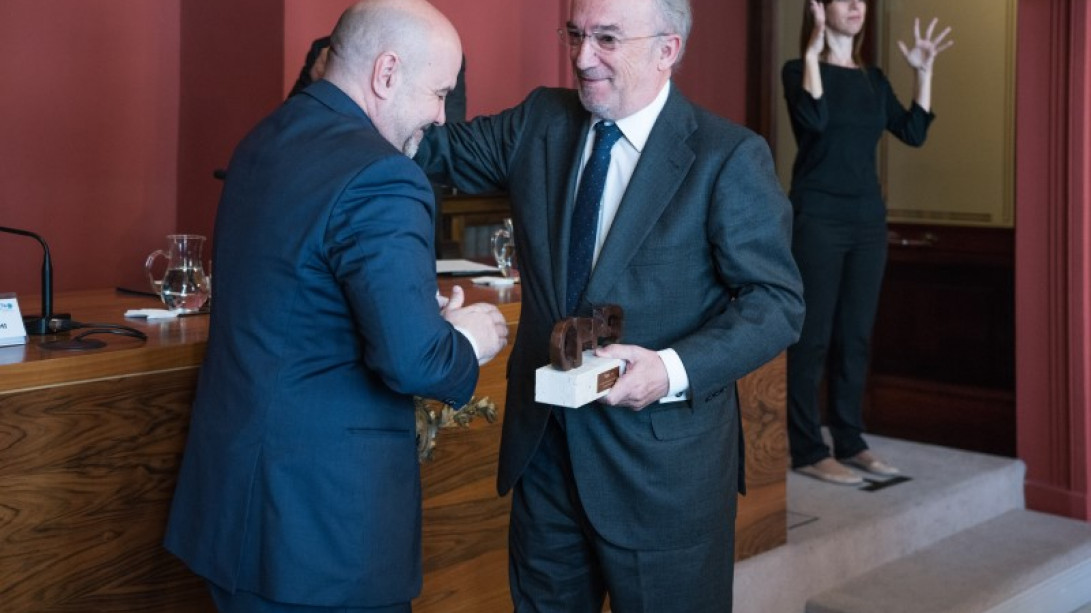 Luis Cayo Pérez Bueno, presidente de CERMI, entrega el premio a Santiago Muñoz Machado.