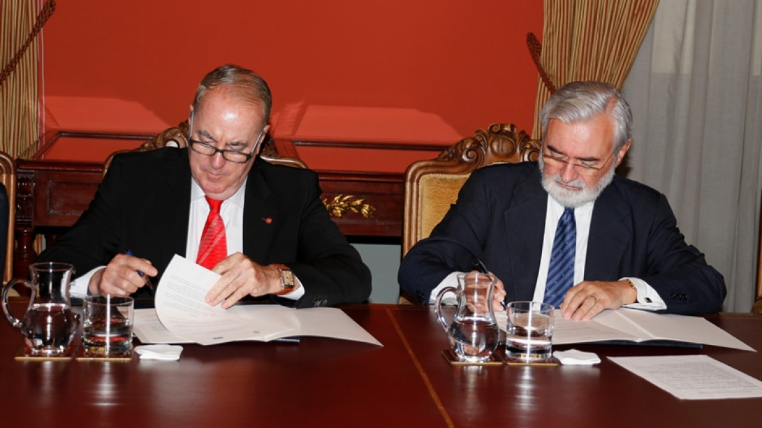 Francisco Aparicio, presidente de la ASEPA, y el director de la RAE firman el nuevo convenio.