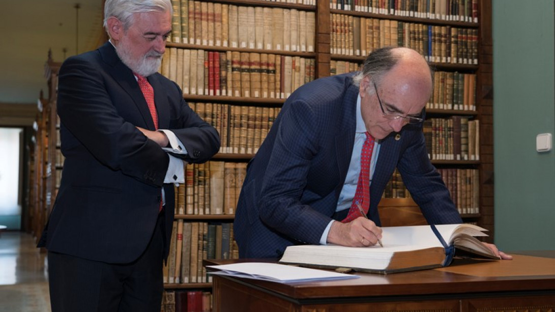 Andrés Urrutia, presidente de la Real Academia de la Lengua Vasca, firma en el libro de honor de la RAE.