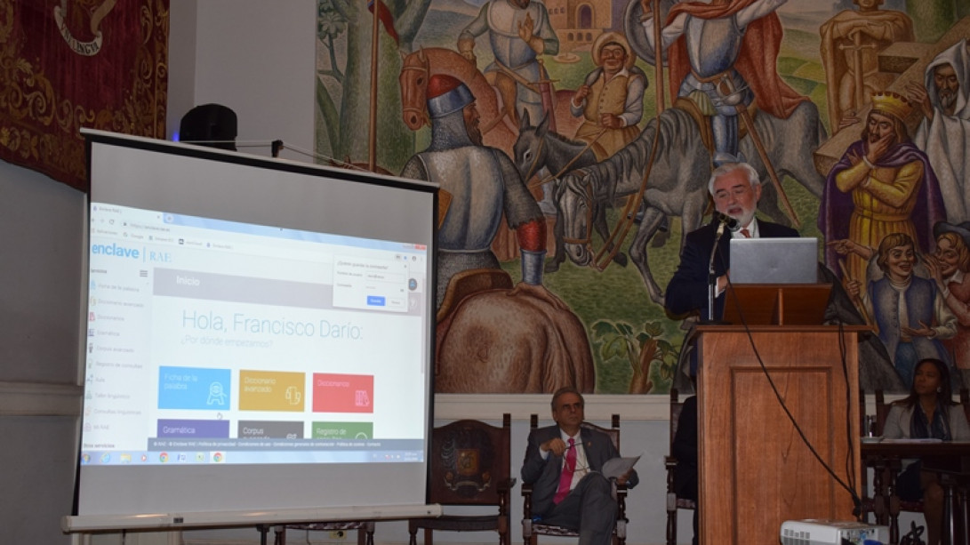 Darío Villanueva presenta la plataforma de servicios lingüísticos Enclave RAE en Colombia.
