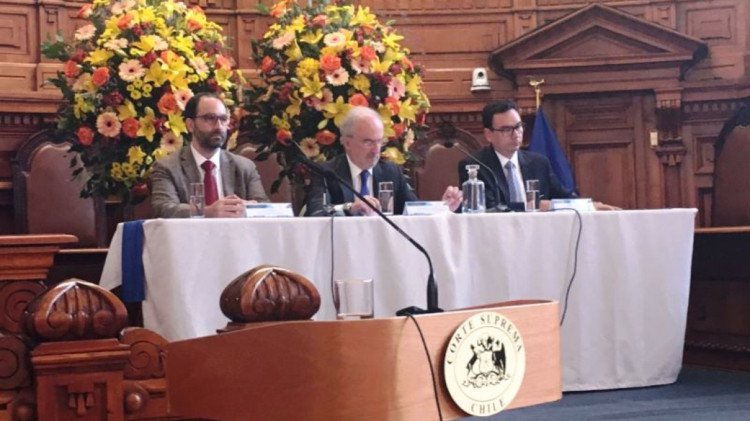 Muñoz Machado inaugura un seminario sobre lenguaje jurídico claro en la Corte Suprema de Chile.