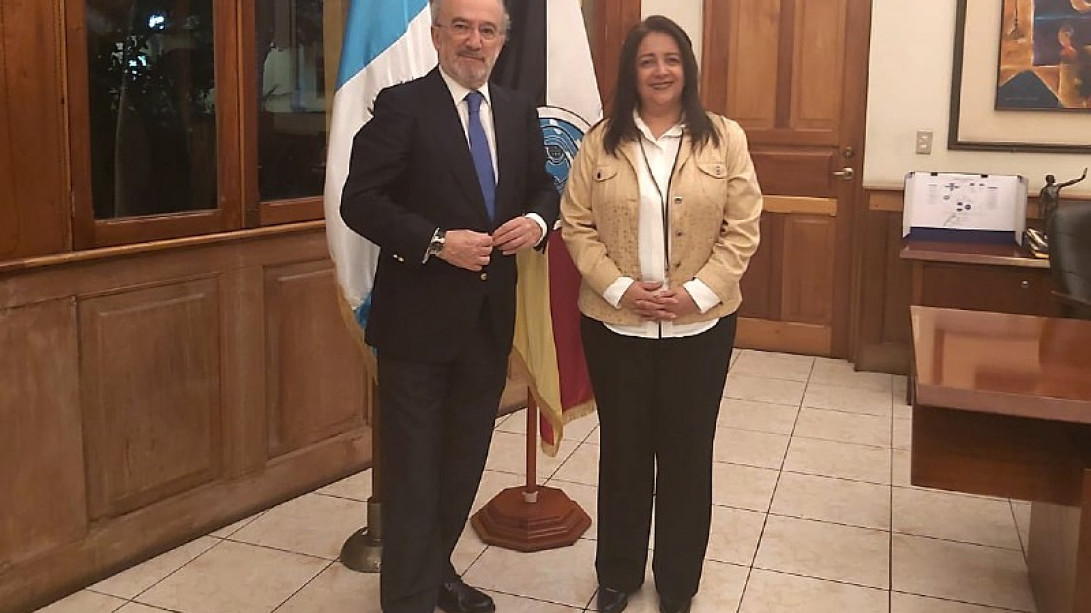 El director de la RAE junto a la ministra de Educación de Guatemala, Claudia Ruiz Casasola (foto: AGL)