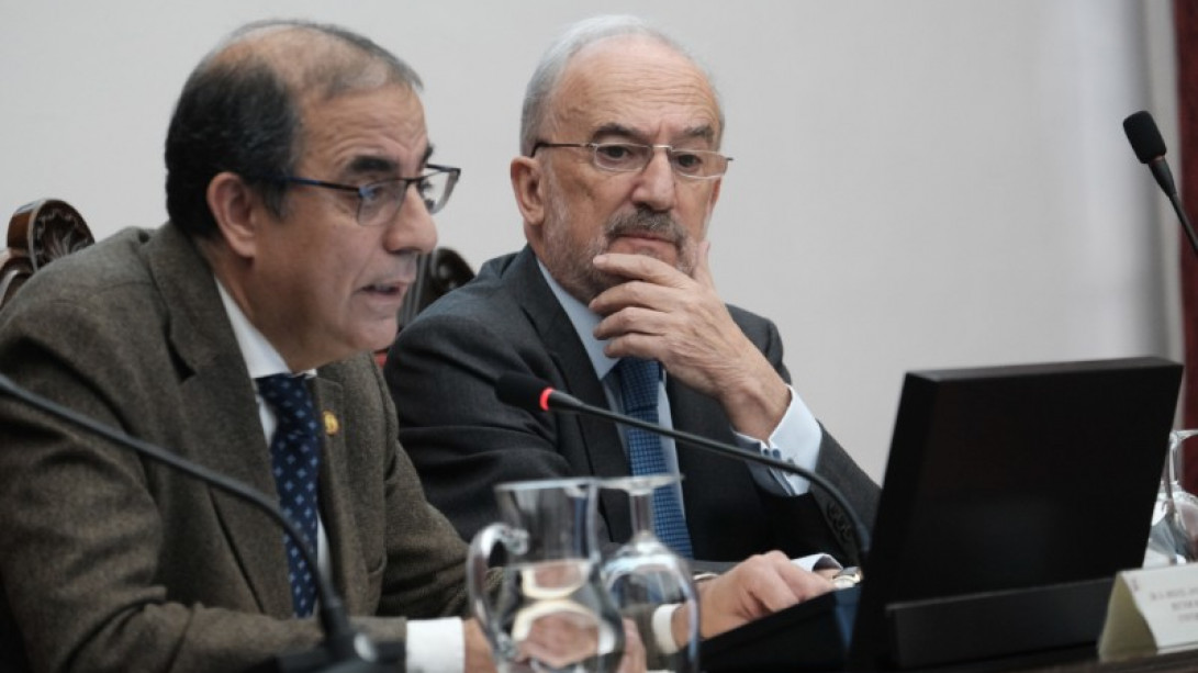 El rector de la Universidad de Sevilla, Miguel Ángel Castro Arroyo, y el director de la RAE, Santiago Muñoz Machado (foto: RAE)