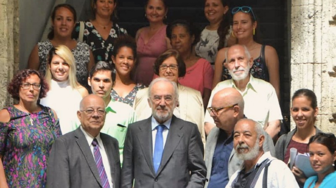 El director de la RAE, Santiago Muñoz Machado, junto a los miembros de la Academia Cubana de la Lengua (foto: Academia Cubana de la Lengua)