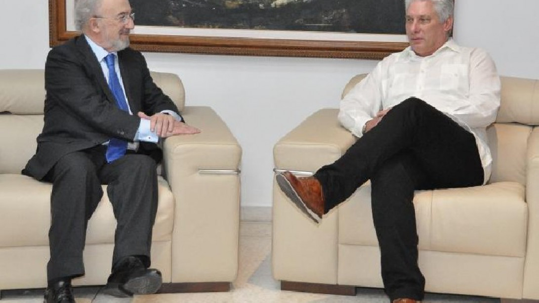 El director de la RAE y el presidente cubano, Miguel Díaz-Canel Bermúdez (Foto: Granma / Estudios Revolución)