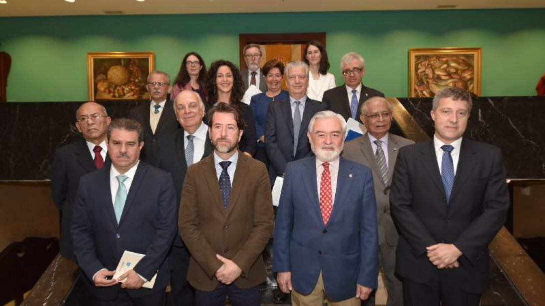 La Comisión Interacadémica del «DFP» junto con el presidente del Cabildo y el director insular de Cultura. 