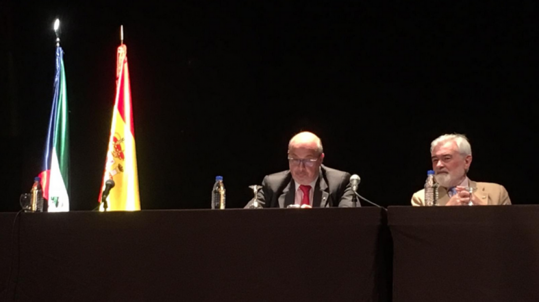 El embajador de España en Guinea Ecuatorial presenta a Darío Villanueva.