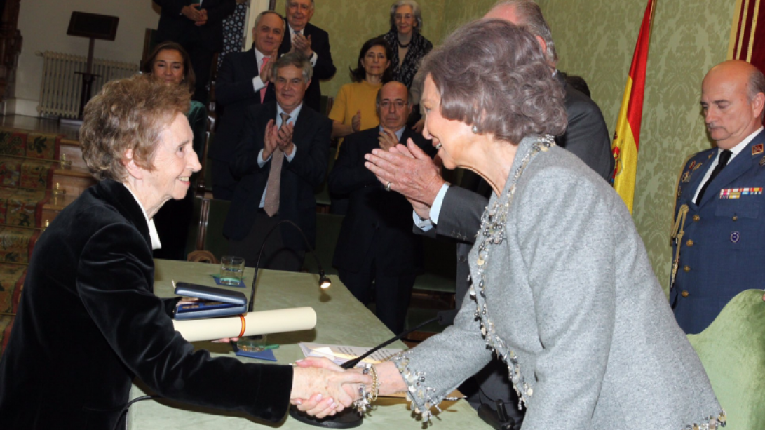 La reina doña Sofia felicita a Margarita Salas. © Casa de S. M. el Rey.