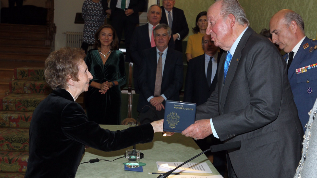 El rey don Juan Carlos entrega el galardón a Margarita Salas. © Casa de S. M. el Rey.