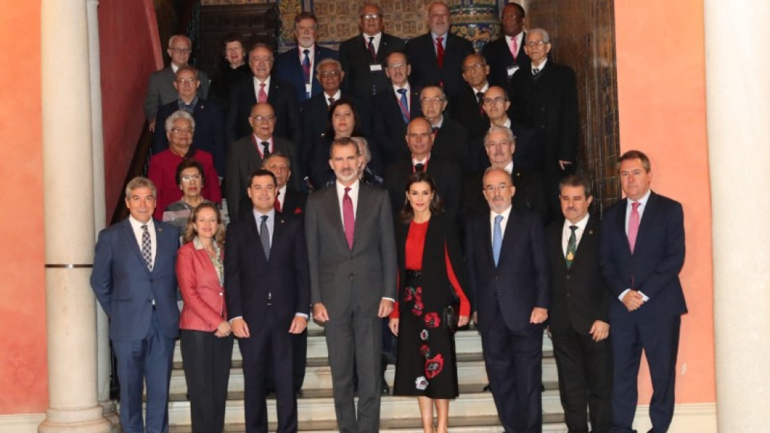 Los reyes de España junto a los directores de las Academias de la Lengua Española (foto: Casa Real)