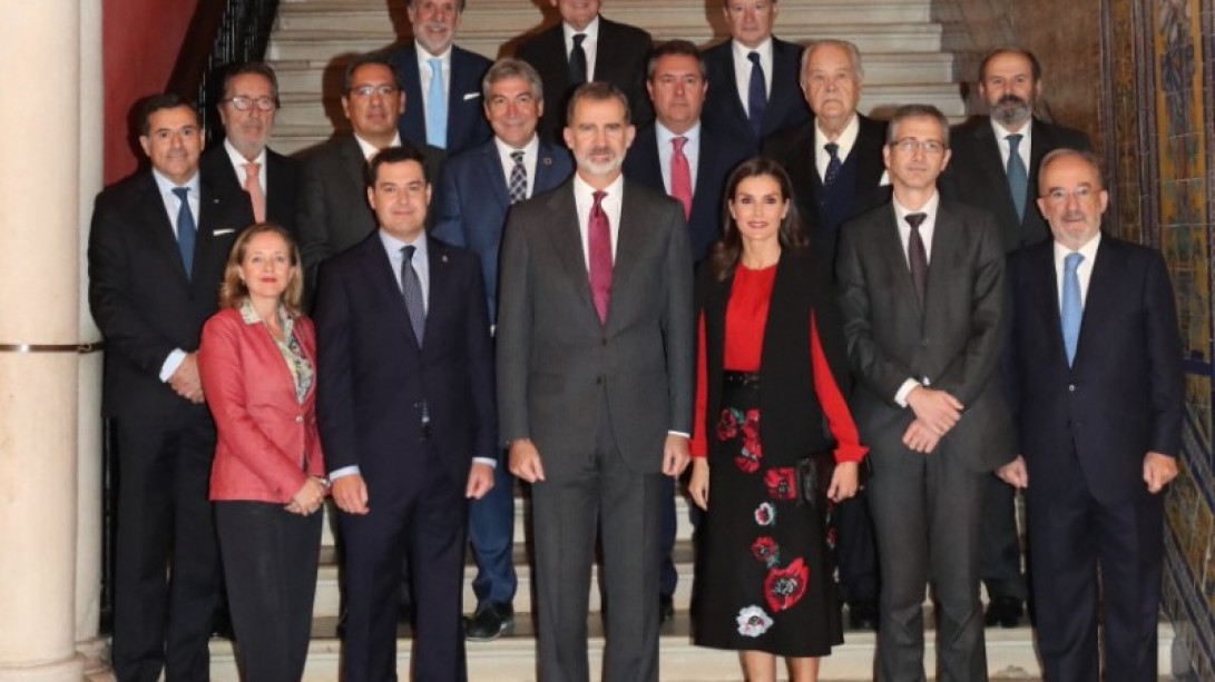 Los reyes de España, el director de la RAE, la ministra de Economía, el presidente de la Junta de Andalucía y los patronos de la Fundación pro-RAE (foto: Casa Real)