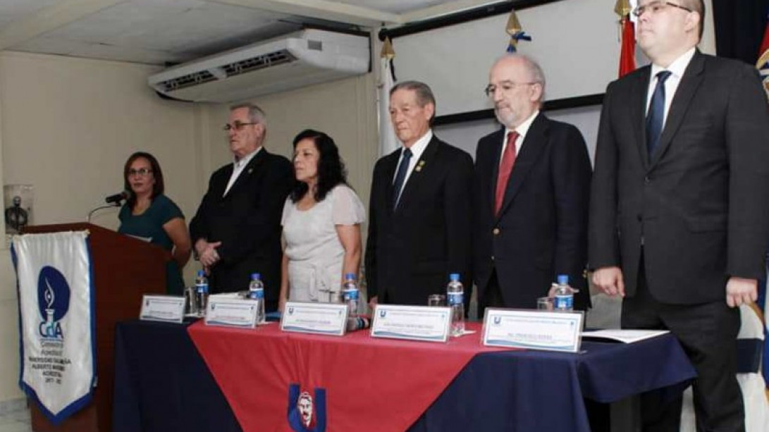 Muñoz Machado es nombrado en la Universidad Alberto Masferrer «visita honorable» de la ciudad de San Salvador y «huésped distinguido» de la Universidad (foto: ASL)