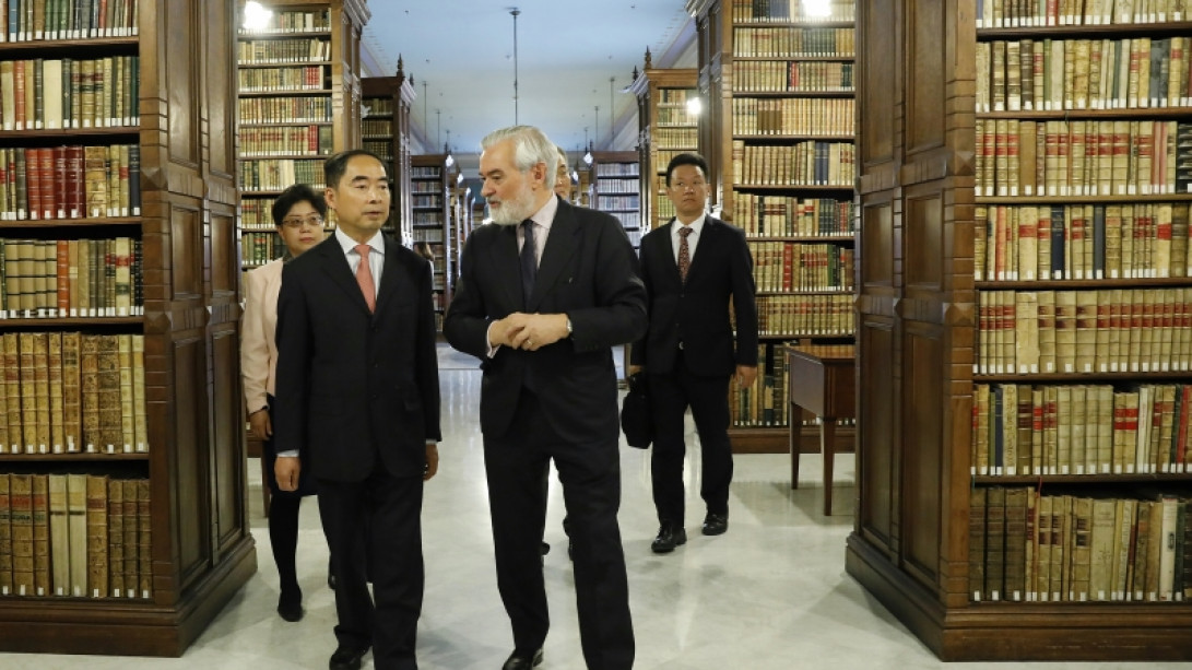 Antes de la reunión de trabajo Darío Villanueva les ha mostrado las bibliotecas de la sede académica.