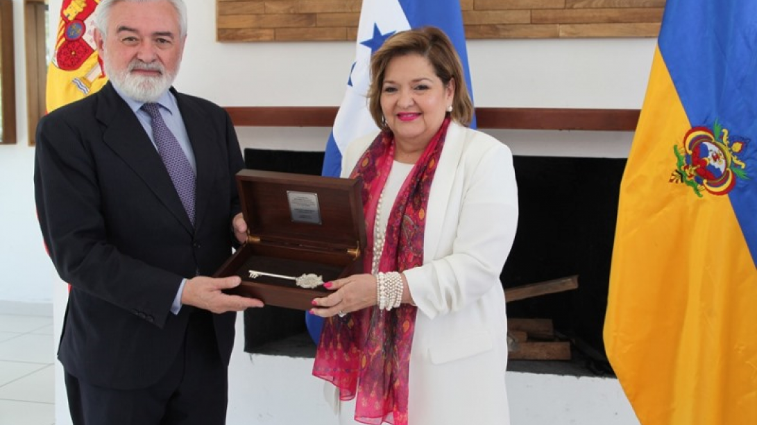 La vicealcaldesa de Tegucigalpa, Eva Valverde, entrega las llaves de la ciudad a Darío Villanueva.