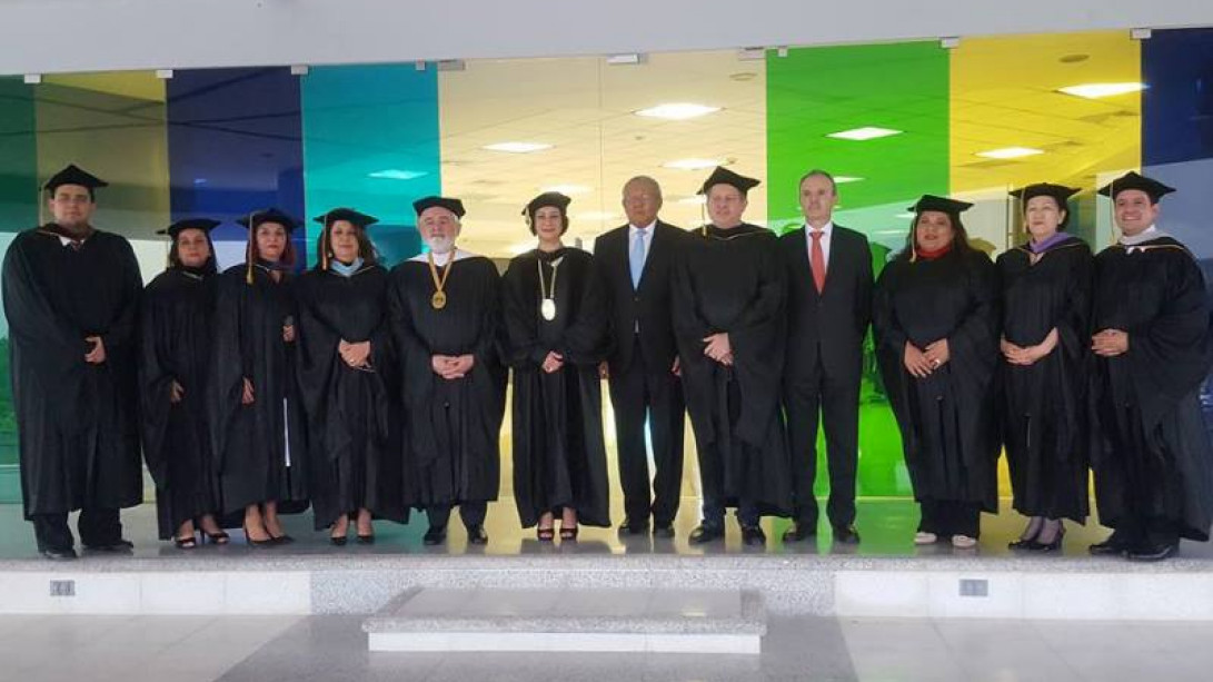 Darío Villanueva investido doctor «honoris causa» por la Universidad Nacional Autónoma de Honduras.