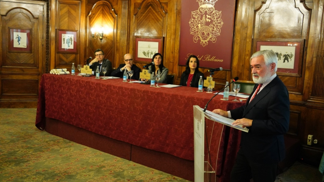 Darío Villanueva durante su conferencia. Foto: El Correo.