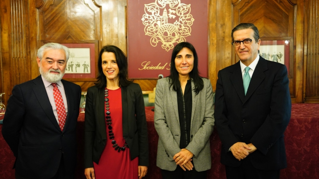 Darío Villanueva junto a Miren Artaraz, directora de Política Universitaria del Gobierno vasco; Nekane Balluerka, rectora de la UPV; y Enrique de Ybarra, presidente de la Fundación Vocento.