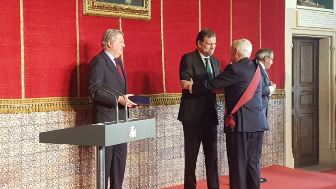 Mariano Rajoy e Íñigo Méndez de Vigo entregan la Gran Cruz de Alfonso X a Víctor García de la Concha.