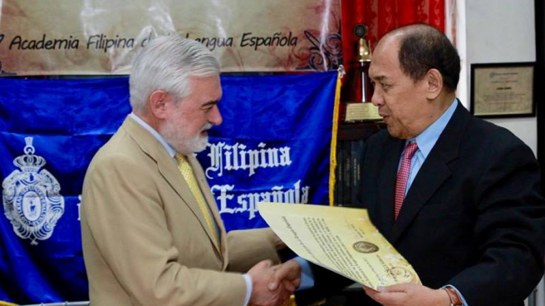 Darío Villanueva con el director de la Academia Filipina, Emmanuel Luis Romanillos.