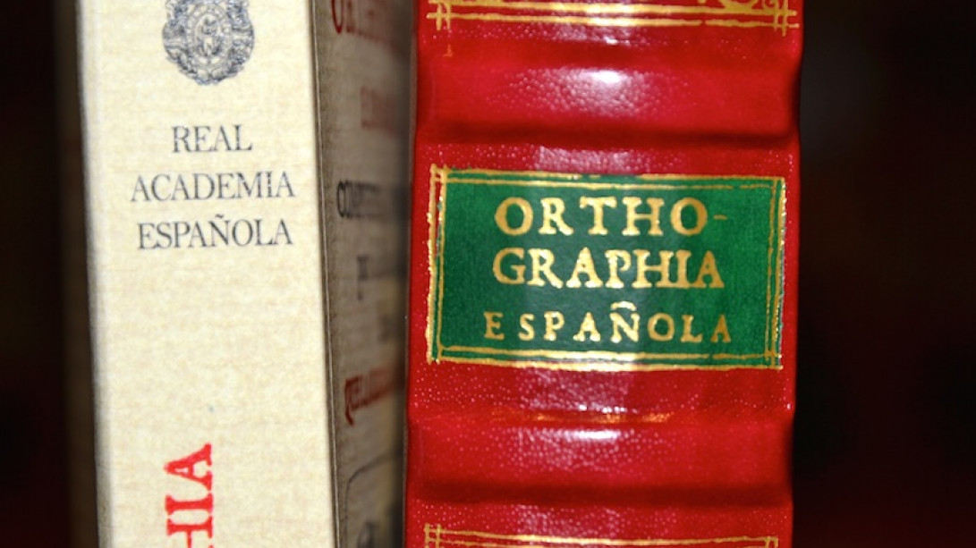 Detalle de la edición facsimilar de la primera ortografía académica.