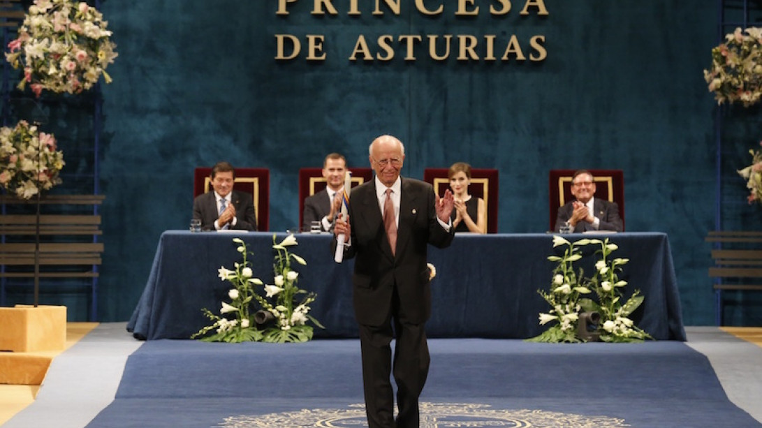 Emilio Lledó tras recibir el Premio Princesa de Asturias. Foto: Casa Real.