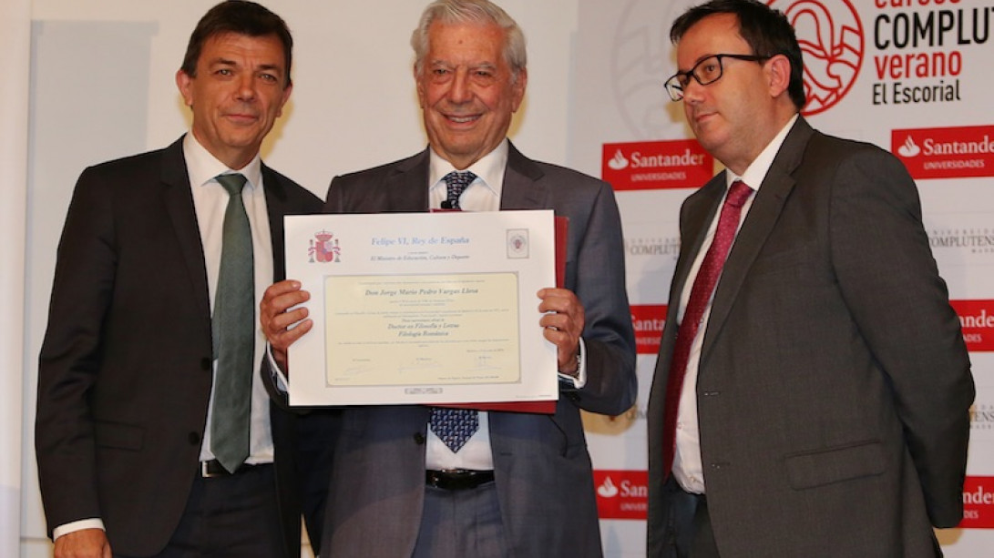 Vargas Llosa con el rector de la UCM (izquierda) y el secretario general de Universidades.