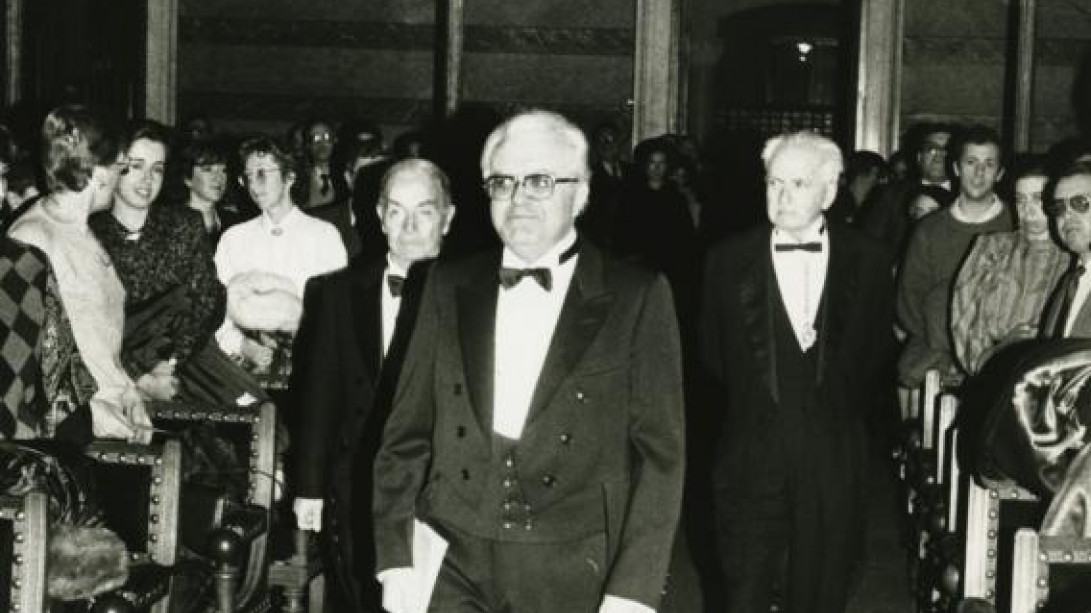 Acto de ingreso de Gregorio Salvador (centro), el 15 de febrero de 1987. Fototeca de ABC. 