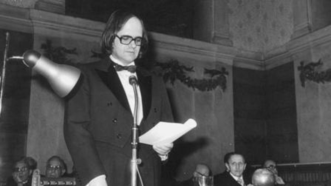 Lectura del discurso de ingreso de Pere Gimferrer, el 15 de diciembre de 1985. Fototeca de ABC.