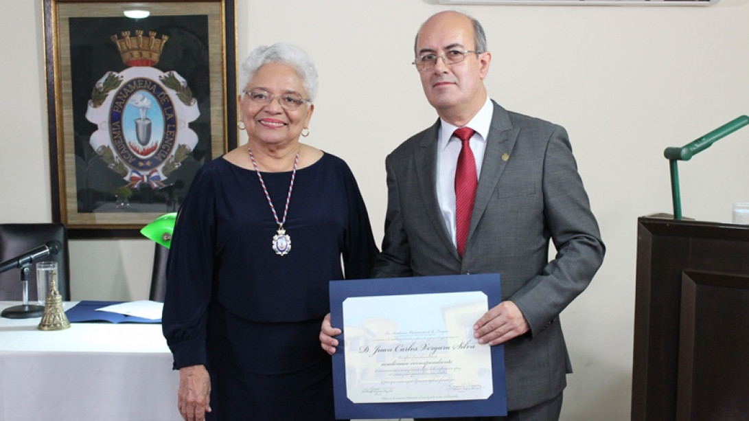 Juan Carlos Vergara recibe el diploma de académico correspondiente de la APL.