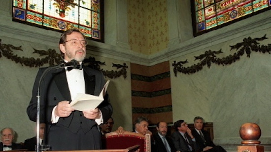 Lectura del discurso de ingreso de Juan Luis Cebrián, el 19 de mayo de 1997. Fototeca de EFE.