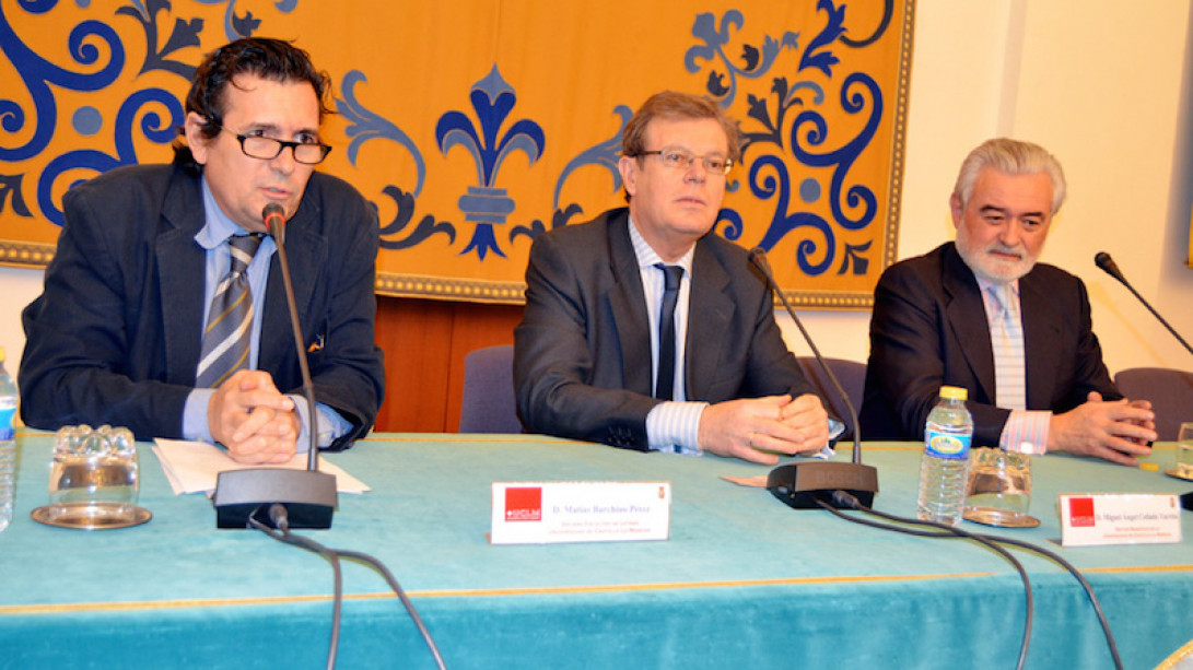 Matías Barchino, Miguel. A. Collado y Darío Villanueva, durante la conferencia. Foto: UCLM.