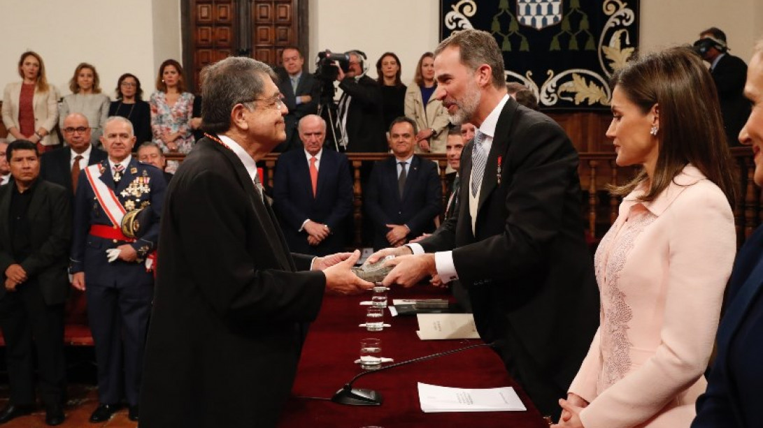 El rey don Felipe entrega el Premio Cervantes a Sergio Ramírez. Foto: Casa Real. 