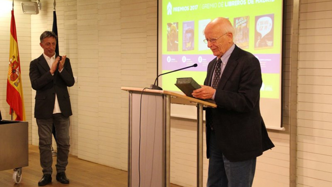 Emilio Lledó recibe el Premio Leyenda. Foto: Gremio de Libreros de Madrid