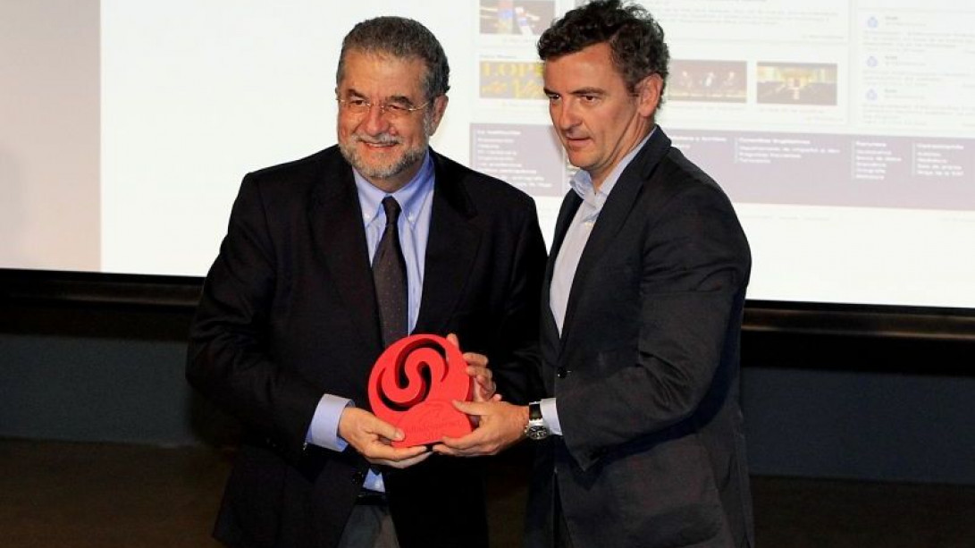 José Antonio Pascual (izquierda) recoge el premio en nombre de la corporación.