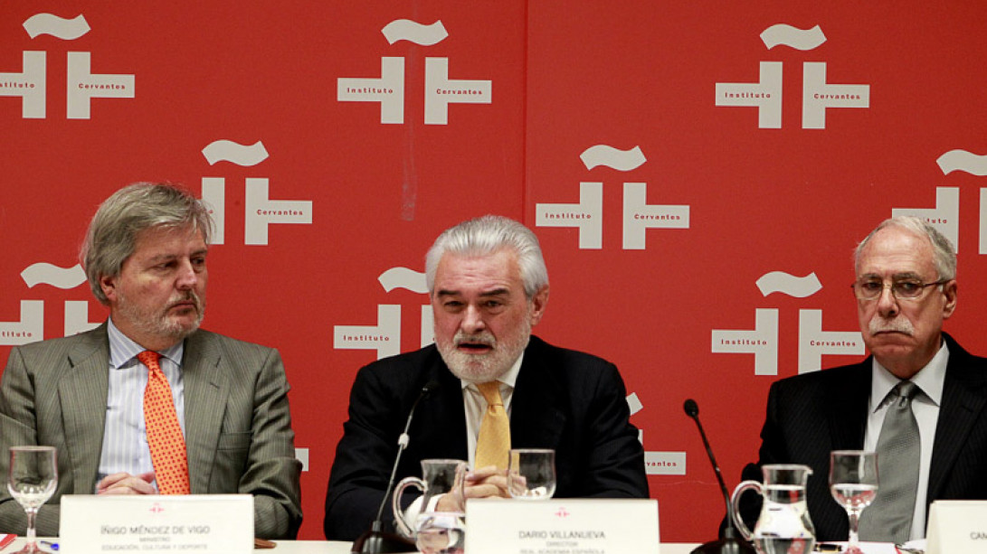 Darío Villanueva (centro) durante su intervención.
