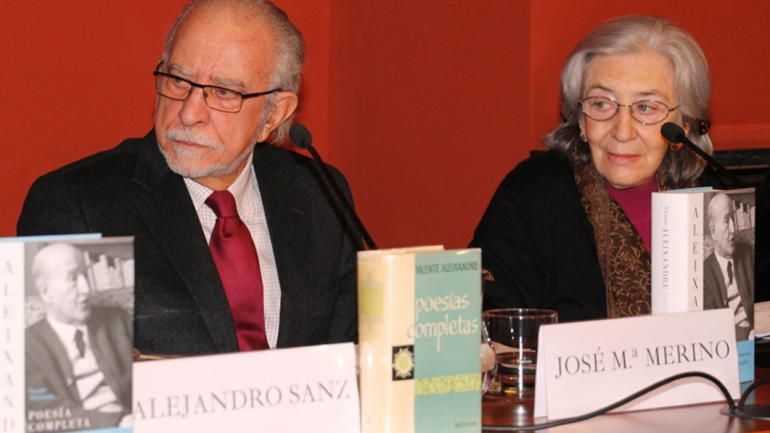 Los académicos José María Merino y Clara Janés.