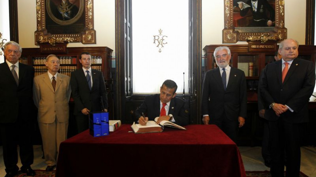 Ollanta Humala ha firmado en el libro de honor de la RAE.