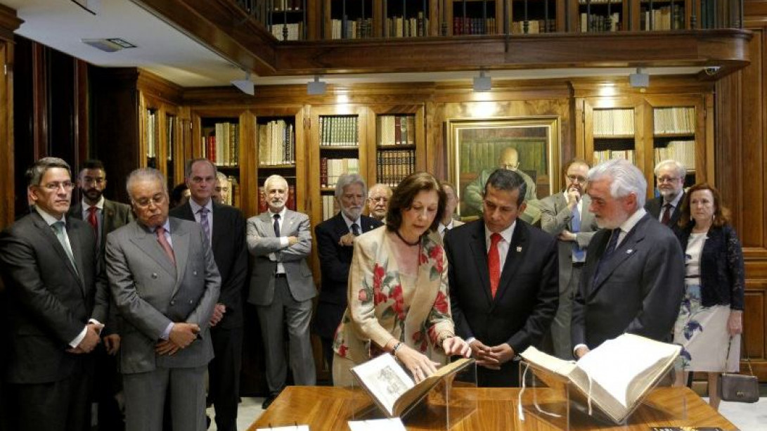 La bibliotecaria de la Academia ha mostrado algunas obras al presidente del Perú.
