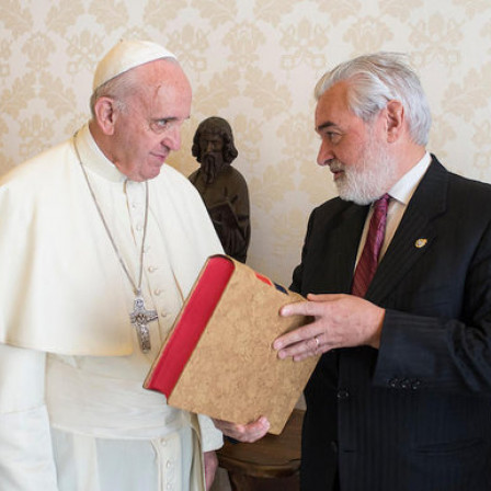 El papa Francisco recibe la edición del Quijote del Instituto Cervantes